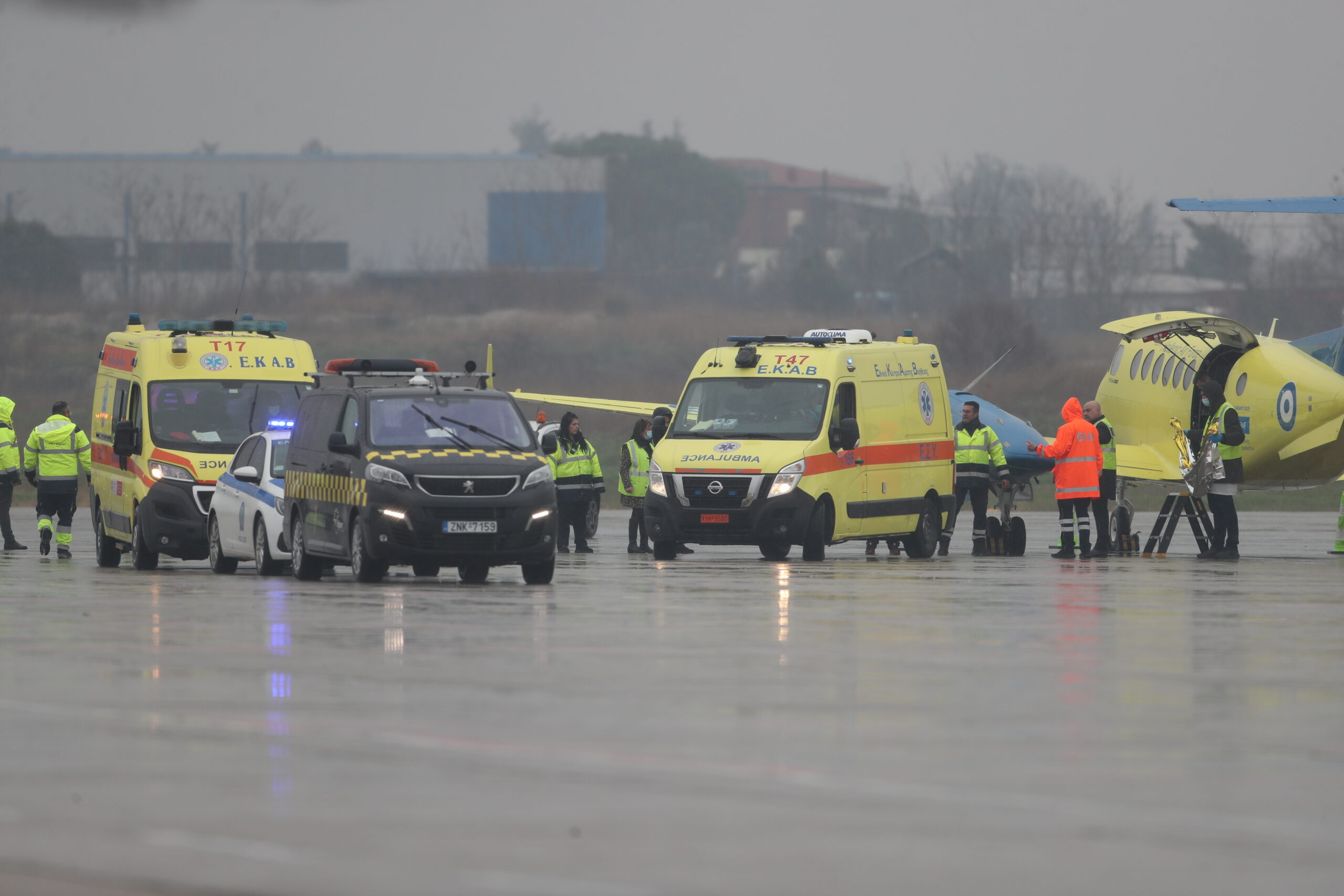 Άφιξη των τραυματιών του τροχαίου δυστυχήματος σε δρόμο της Ρουμανίας στο αεροδρόμιο Μακεδονία στη Θεσσαλονίκη. Πέμπτη 29 Ιανουαρίου 2026  (ΒΑΣΙΛΗΣ ΒΕΡΒΕΡΙΔΗΣ / MOTION TEAM)