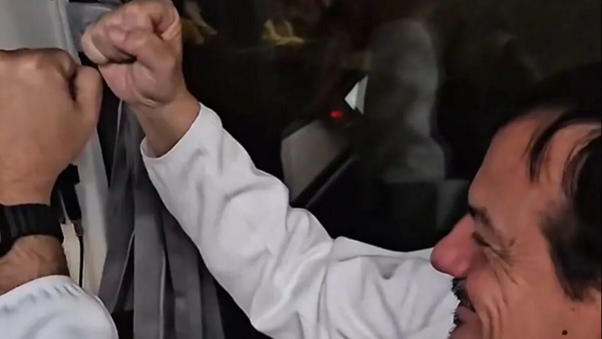 Ο Εργκίν Αταμάν απάντησε με υψωμένες γροθιές στους οπαδούς της Μακάμπι που περίμεναν την αποστολή του Παναθηναϊκού έξω από το γήπεδο