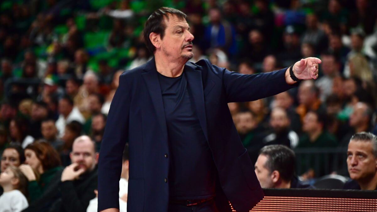 Ο Εργκίν Αταμάν στο ματς με το Περιστέρι (ΔΗΜΗΤΡΗΣ ΜΠΙΡΝΤΑΧΑΣ