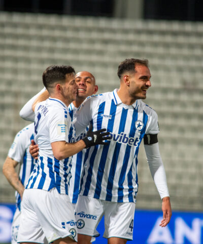 Οι παίκτες του Ατρομήτου πανηγυρίζουν τη νίκη