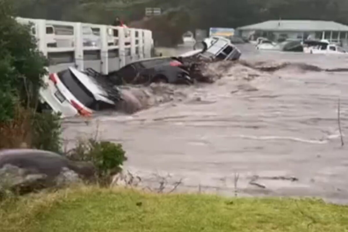 Αυτοκίνητα έχουν παρασυρθεί από τις πλημμύρες