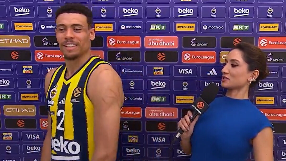 Ο Μπόλντγουιν έδειξε στην κάμερα τις γρατζουνιές στο σώμα του μετά το Φενέρμπαχτσε – Ολυμπιακός: «Τυπικό ματς ελληνικής ομάδας»