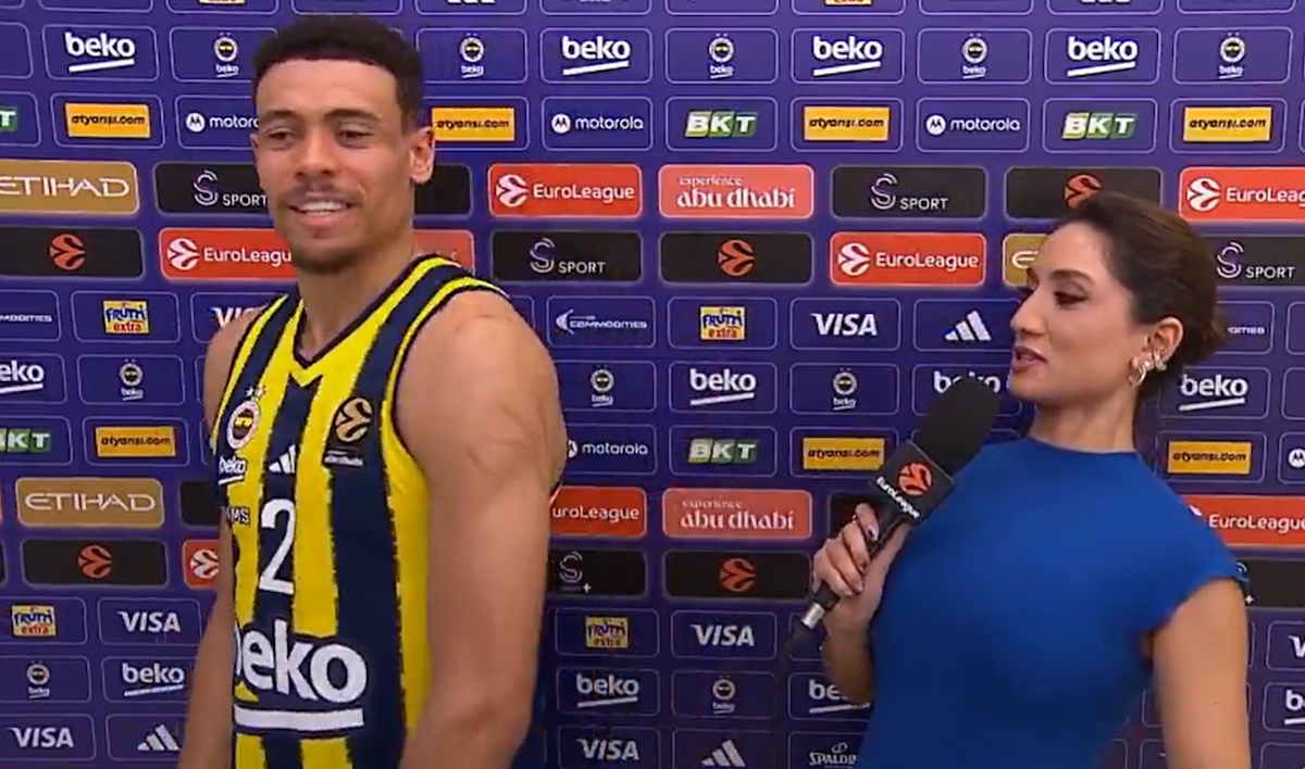 Ο Μπόλντγουιν έδειξε στην κάμερα τις γρατζουνιές στο σώμα του μετά το Φενέρμπαχτσε – Ολυμπιακός: «Τυπικό ματς ελληνικής ομάδας»