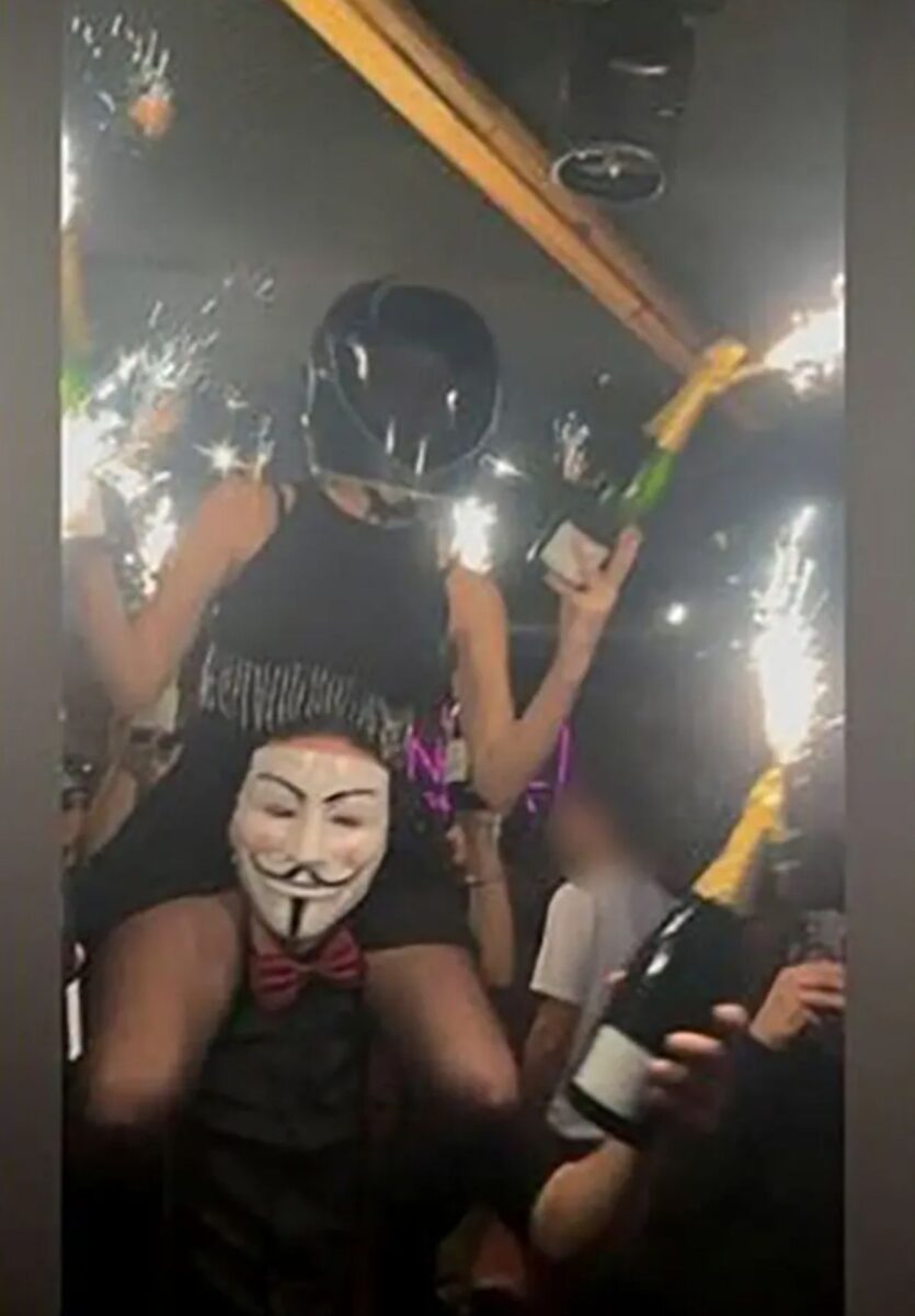 Φωτογραφία φέρεται να δείχνει μια σερβιτόρα με βεγγαλικά πριν ξεκινήσει η φωτιά στο μπαρ «Le Constellation»