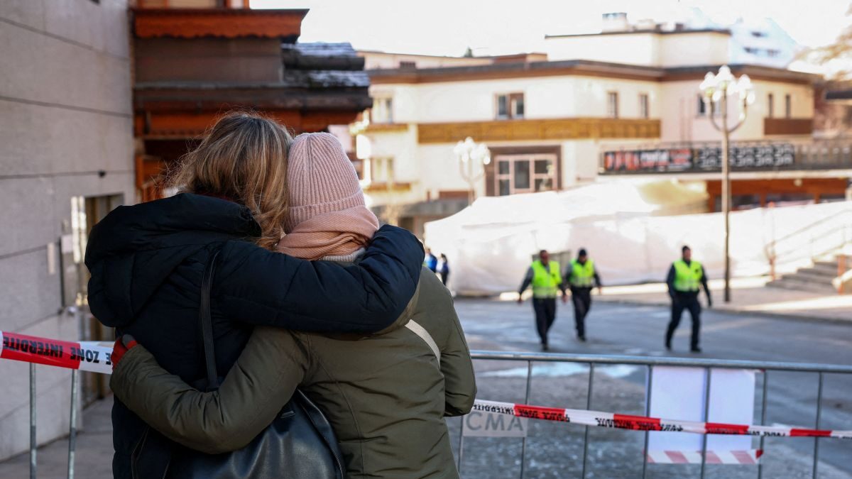 Κόσμος έξω από το μπαρ του Κραν Μοντανά