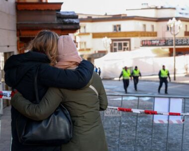 Κόσμος έξω από το μπαρ του Κραν Μοντανά