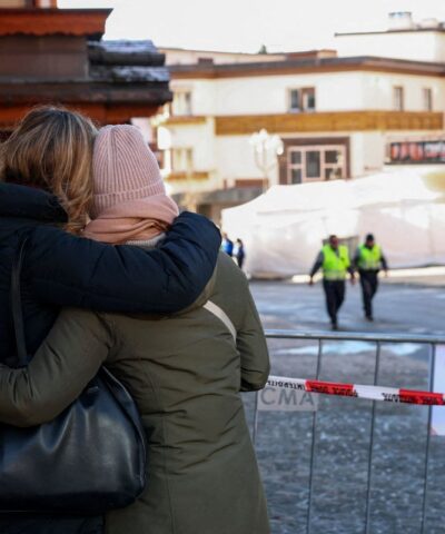 Κόσμος έξω από το μπαρ του Κραν Μοντανά
