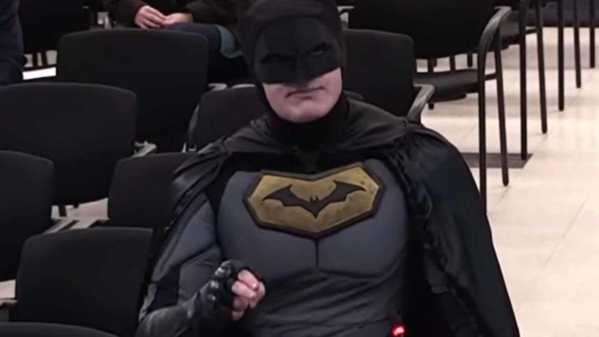 Άντρας ντυμένος Μπάτμαν διαμαρτυρύθηκε σε δημοτικό συμβούλιο για τη βία της ICE