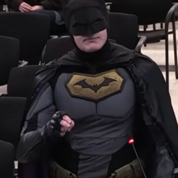 Άντρας ντυμένος Μπάτμαν διαμαρτυρύθηκε σε δημοτικό συμβούλιο για τη βία της ICE