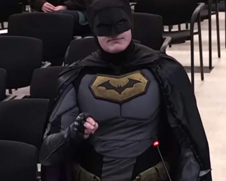 Άντρας ντυμένος Μπάτμαν διαμαρτυρύθηκε σε δημοτικό συμβούλιο για τη βία της ICE