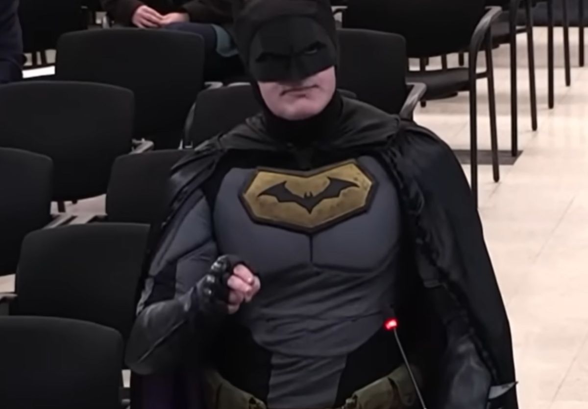ΗΠΑ: Αντρας ντυμένος Μπάτμαν διαμαρτυρύθηκε σε δημοτικό συμβούλιο για τη βία της ICE - «Κάντε κάτι»