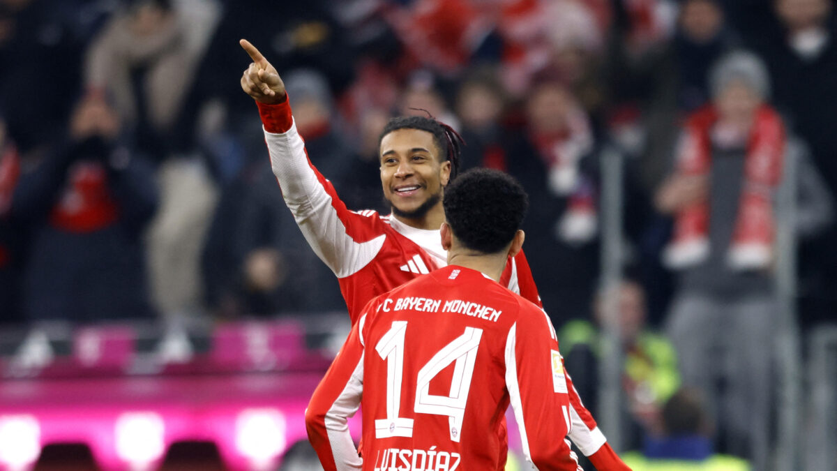 Οι παίκτες της Μπάγερν πανηγυρίζουν κόντρα στη Βόλφσμπουργκ