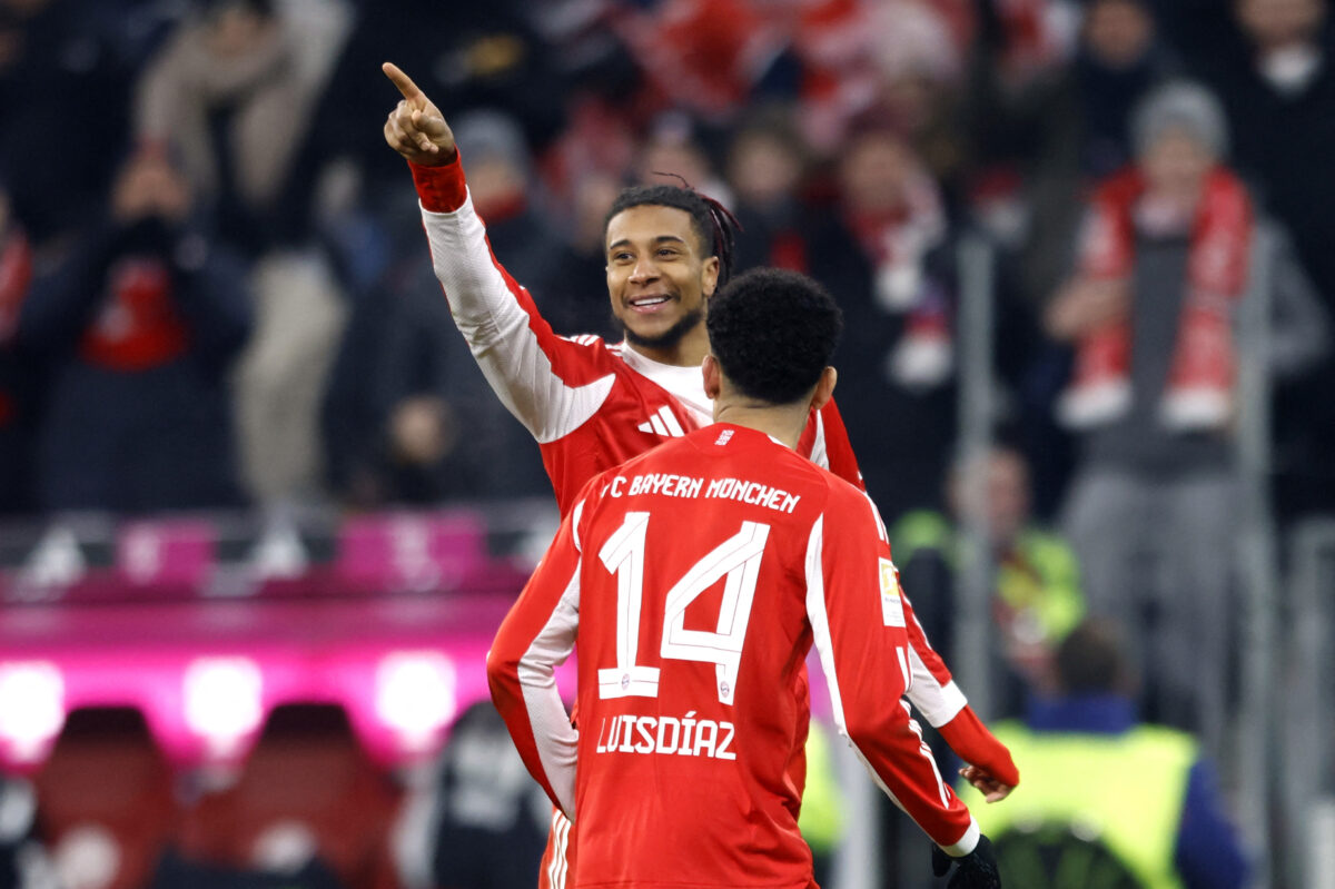 Οι παίκτες της Μπάγερν πανηγυρίζουν κόντρα στη Βόλφσμπουργκ