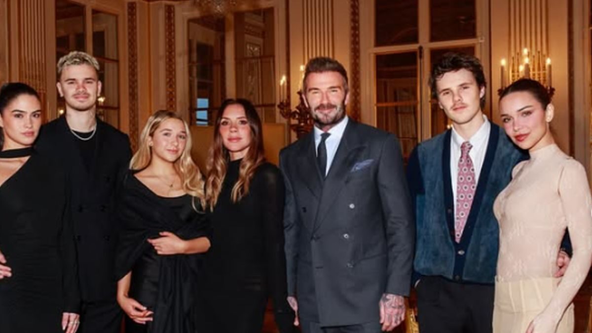 Ντέιβιντ και Βικτόρια Μπέκαμ μαζί με τον γιο τους Κρουζ και τη σύντροφό του Τζάκι Αποστέλ (δεξιά) και τον Ρομέο με τη Κιμ Τέρνμπουλ (αριστερά)