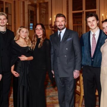 Ντέιβιντ και Βικτόρια Μπέκαμ μαζί με τον γιο τους Κρουζ και τη σύντροφό του Τζάκι Αποστέλ (δεξιά) και τον Ρομέο με τη Κιμ Τέρνμπουλ (αριστερά)