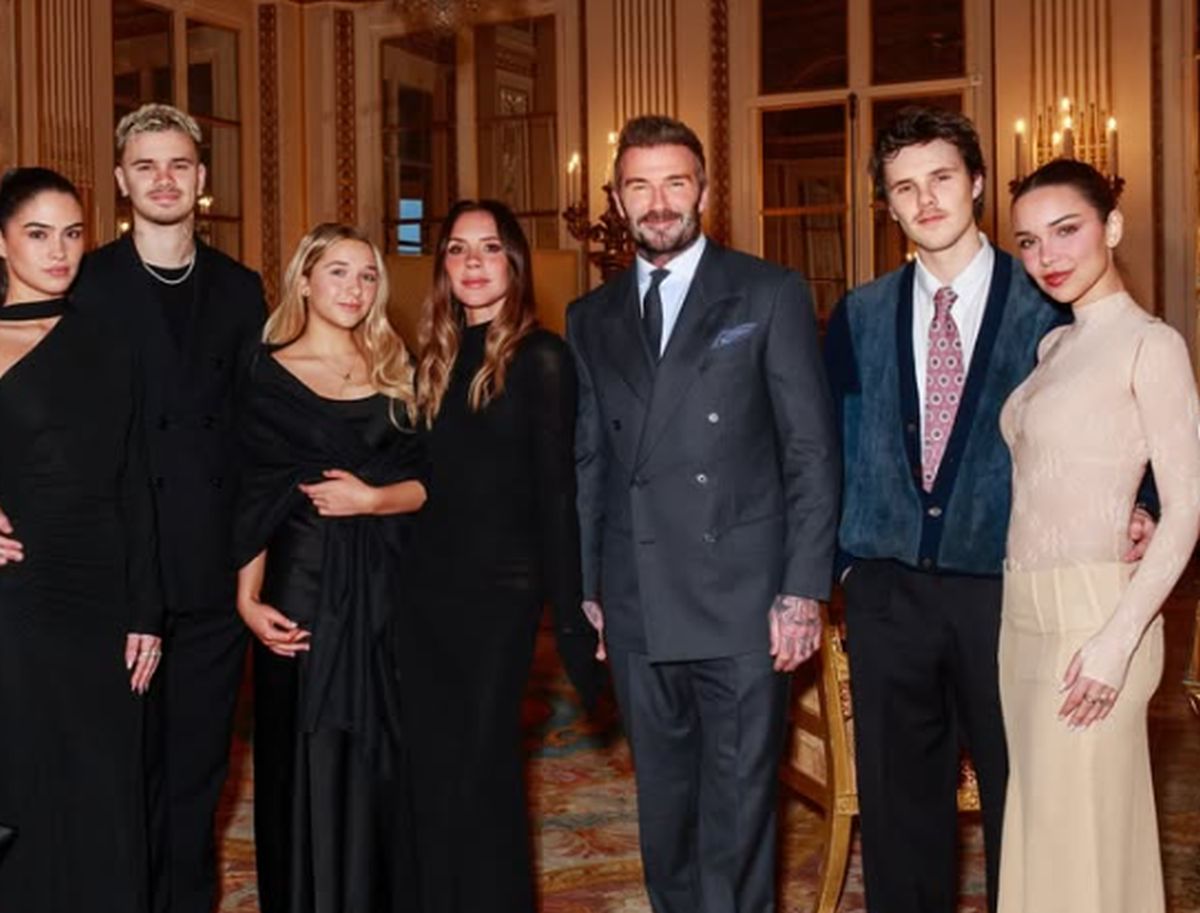 Ντέιβιντ και Βικτόρια Μπέκαμ μαζί με τον γιο τους Κρουζ και τη σύντροφό του Τζάκι Αποστέλ (δεξιά) και τον Ρομέο με τη Κιμ Τέρνμπουλ (αριστερά)