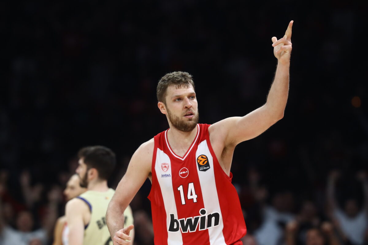 Ο Σάσα Βεζένκοφ έδωσε τη φανέλα του σε μικρό κοριτσάκι, η υπέροχη χειρονομία του παίκτη του Ολυμπιακού στο ΣΕΦ