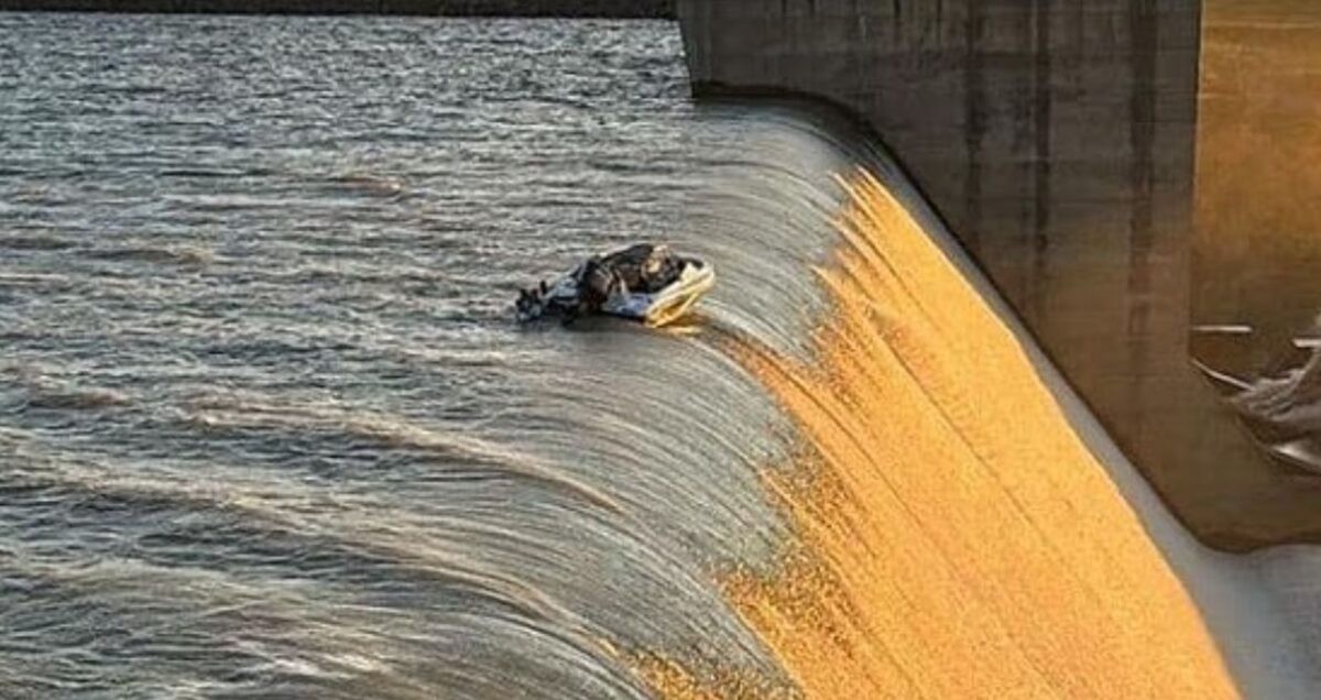 Τέσσερις άνδρες εγκλωβίστηκαν σε σκάφος στην άκρη φράγματος
