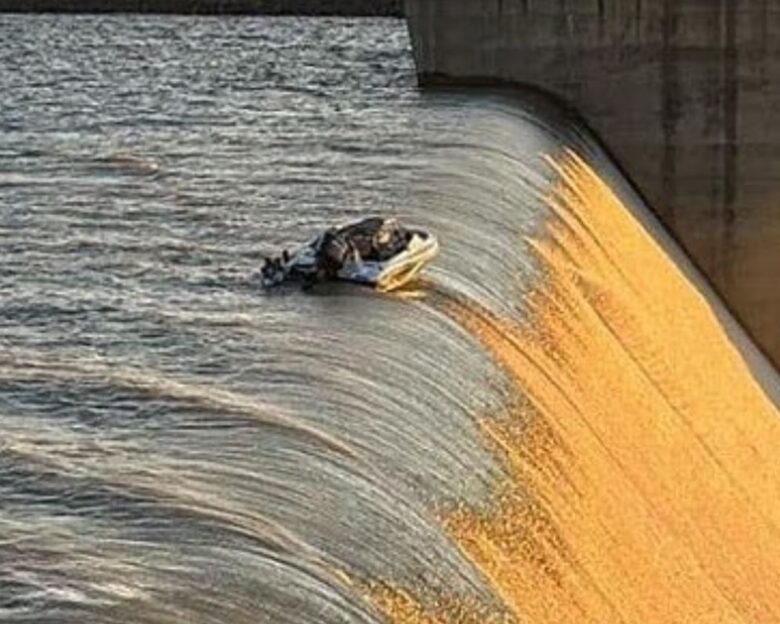 Τέσσερις άνδρες εγκλωβίστηκαν σε σκάφος στην άκρη φράγματος