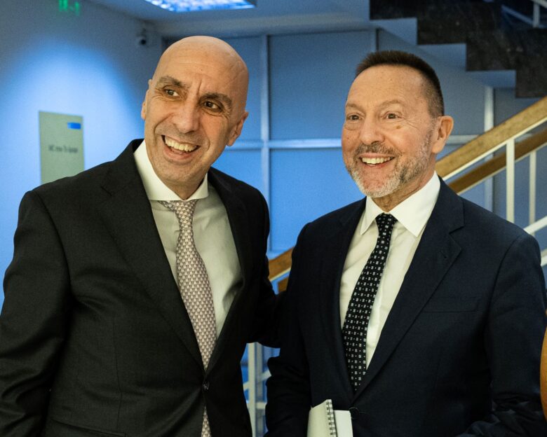 Ο Γιάννης Μπρατάκος με τον Γιάννη Στουρνάρα