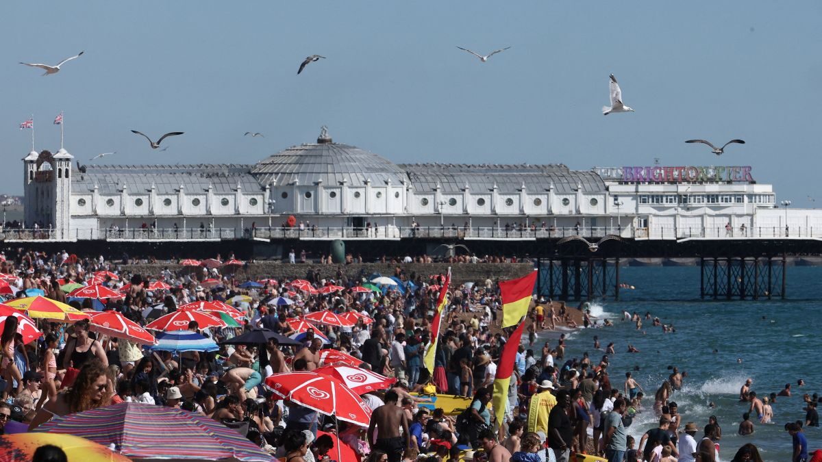 Κόσμος στην παραλία στο Μπράιτον στη Βρετανία