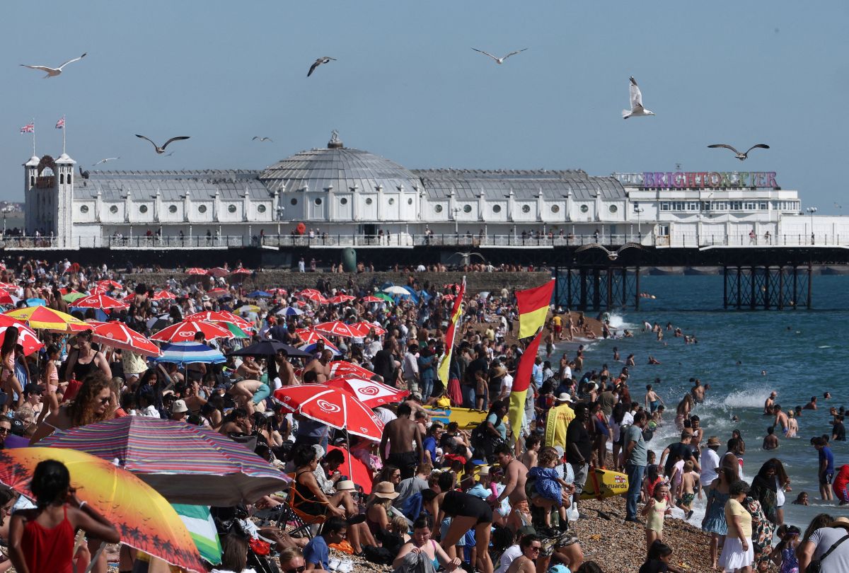 Κόσμος στην παραλία στο Μπράιτον στη Βρετανία