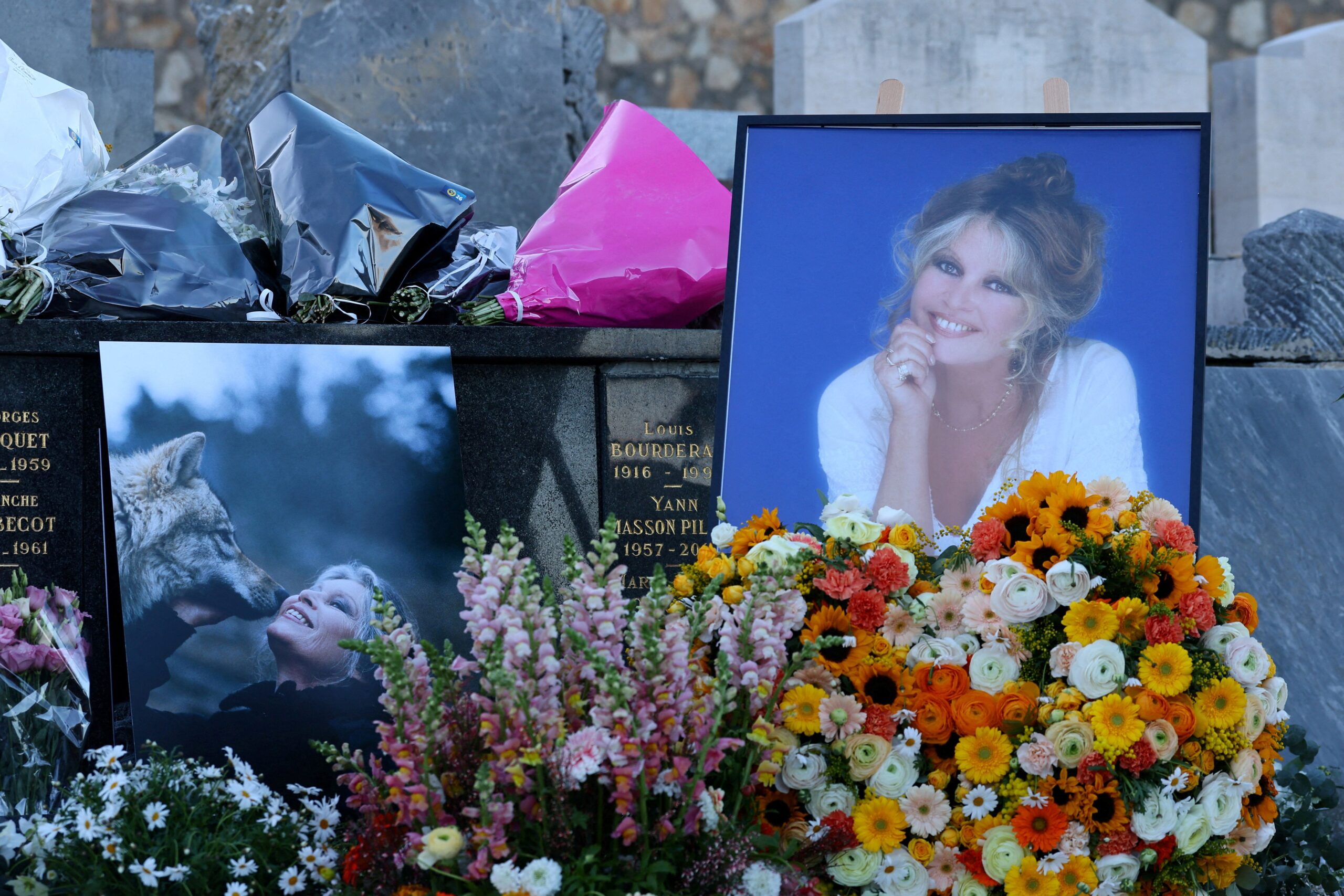 Funeral of late French film icon Brigitte Bardot in Saint-Tropez Κηδεία Μπριζίτ Μπαρντό: Στο προσκήνιο ο αποξενωμένος γιος και οι άγνωστες εγγονές της