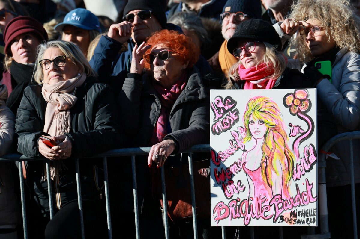 Κόσμος στην κηδεία της Μπριζίτ Μπραντό