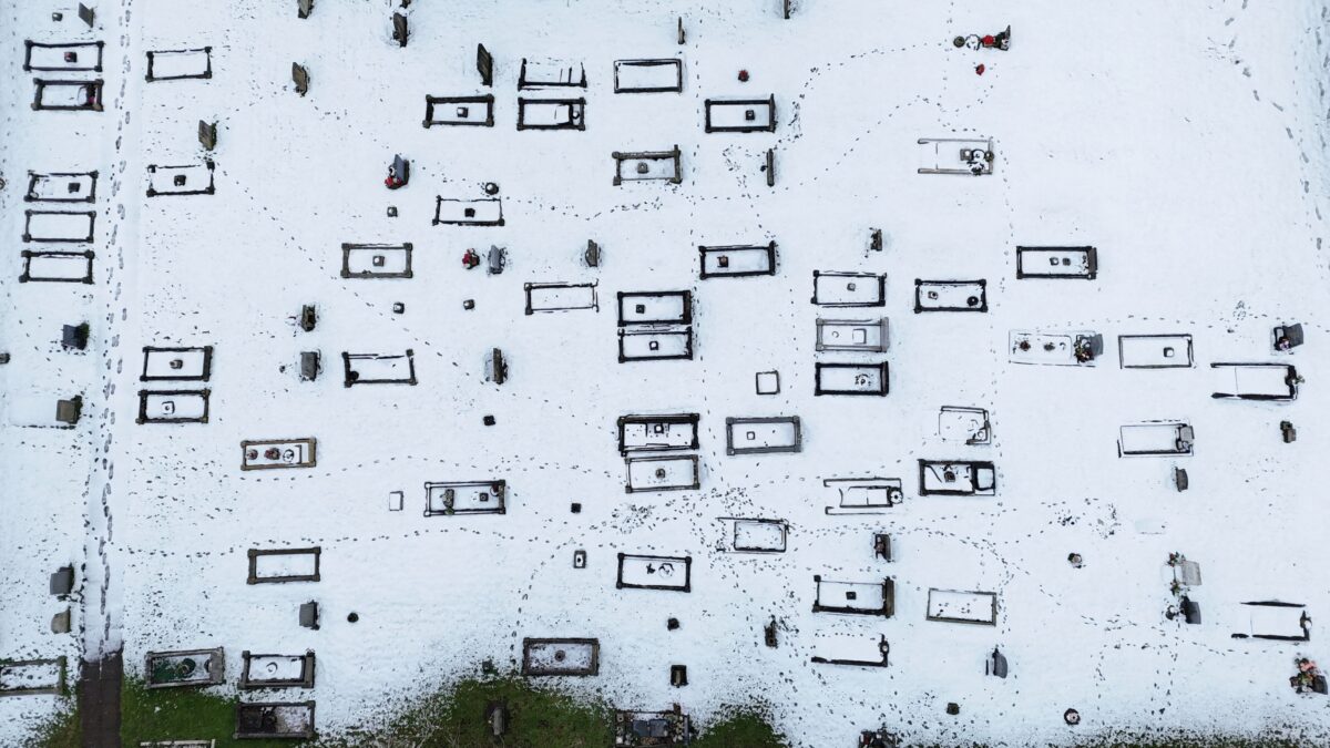 Εικόνα από drone δείχνει νεκροταφείο καλυμμένο από χιόνι στη Βρετανία