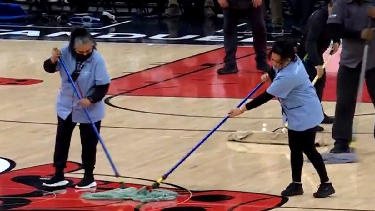 Αναβλήθηκε το Σικάγο Μπουλς – Μαϊάμι Χιτ λόγω βρεγμένου παρκέ στο NBA