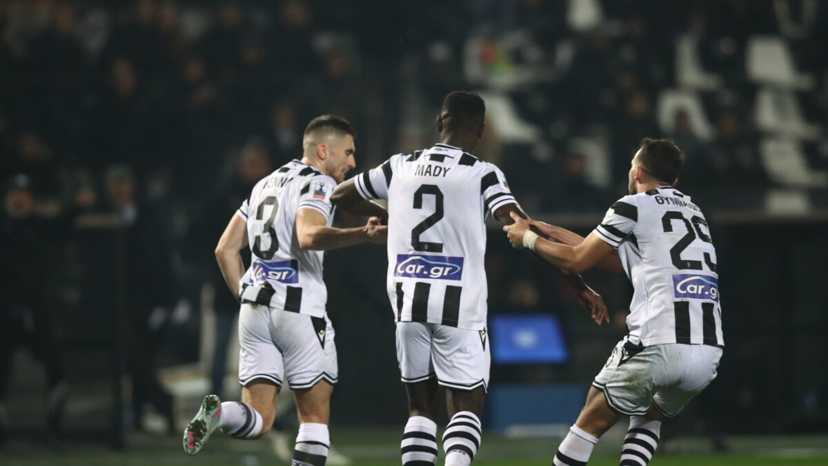 Ο Καμαρά πανηγυρίζει με τους συμπαίκτες του (ΝΑΣΟΣ ΣΙΜΟΠΟΥΛΟΣ