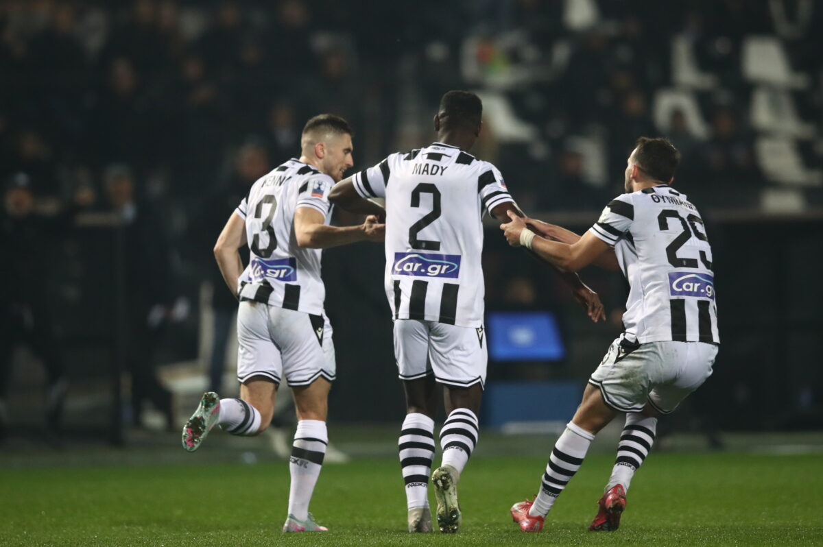 Ο Καμαρά πανηγυρίζει με τους συμπαίκτες του (ΝΑΣΟΣ ΣΙΜΟΠΟΥΛΟΣ