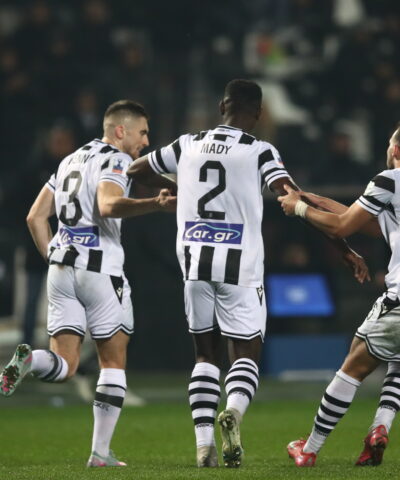 Ο Καμαρά πανηγυρίζει με τους συμπαίκτες του (ΝΑΣΟΣ ΣΙΜΟΠΟΥΛΟΣ