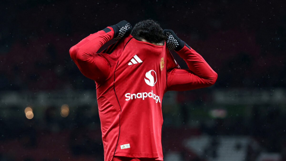 Ο Κασεμίρο βγάζει τη φανέλα της Μάντσεστερ Γιουνάιτεντ