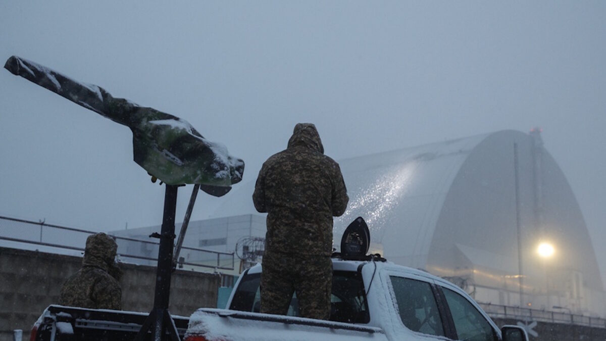 Ουκρανός στρατιώτης παρατηρεί την «σαρκοφάγο» του πυρηνικού σταθμού Τσερνόμπιλ