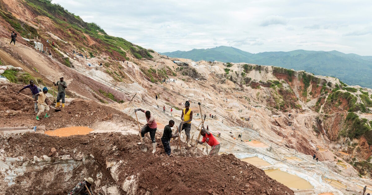 Εργάτες σκάβουν στο ορυχείο της Ρουμπάγια, στο Κονγκό