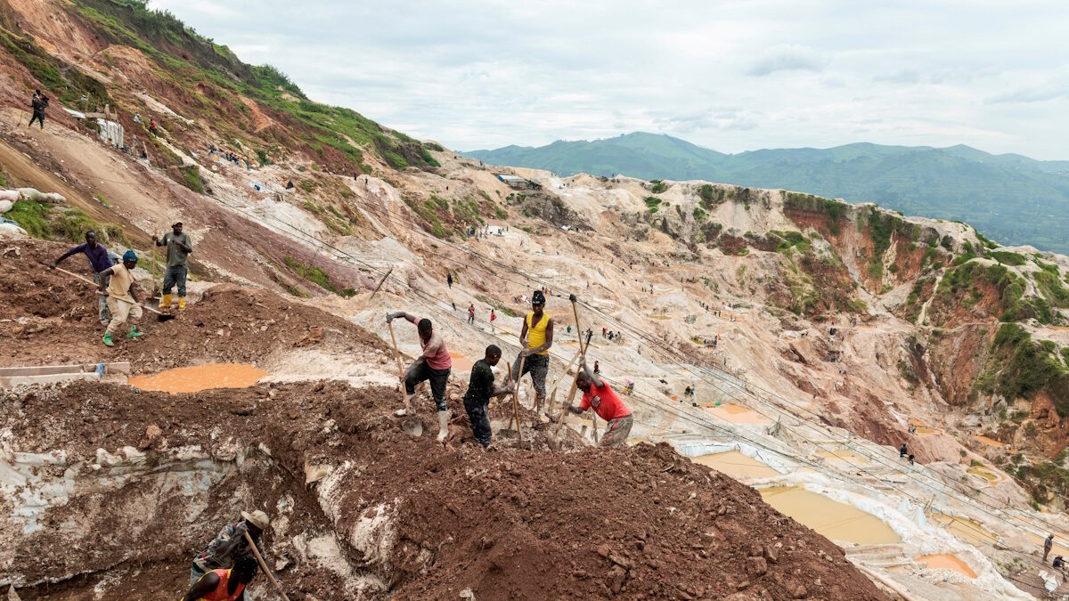 Εργάτες σκάβουν στο ορυχείο της Ρουμπάγια, στο Κονγκό