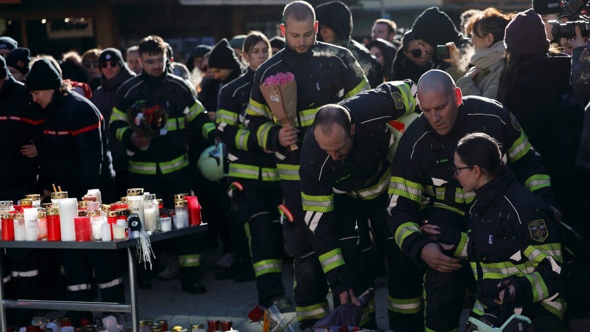 Πυροσβέστες τιμούν τη μνήμη των θυμάτων