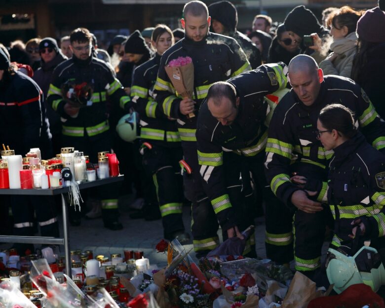 Πυροσβέστες τιμούν τη μνήμη των θυμάτων
