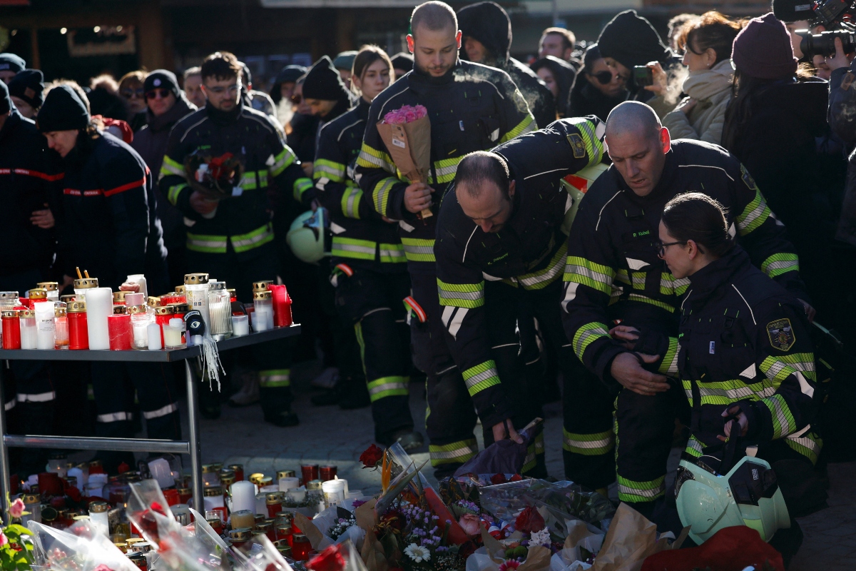 Πυροσβέστες τιμούν τη μνήμη των θυμάτων