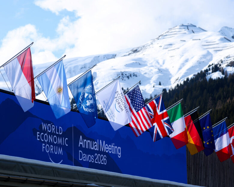 Σημαίες κυματίζουν κατά τη διάρκεια του 56ου ετήσιου Παγκόσμιου Οικονομικού Φόρουμ