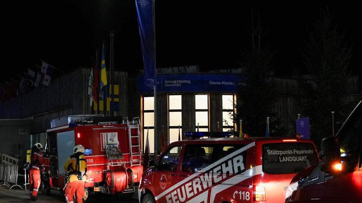 Πυροσβέστες έξω από το Συνεδριακό Κέντρο κατά τη διάρκεια ενός συμβάντος στην 56η ετήσια συνάντηση του Παγκόσμιου Οικονομικού Φόρουμ (WEF) στο Νταβός