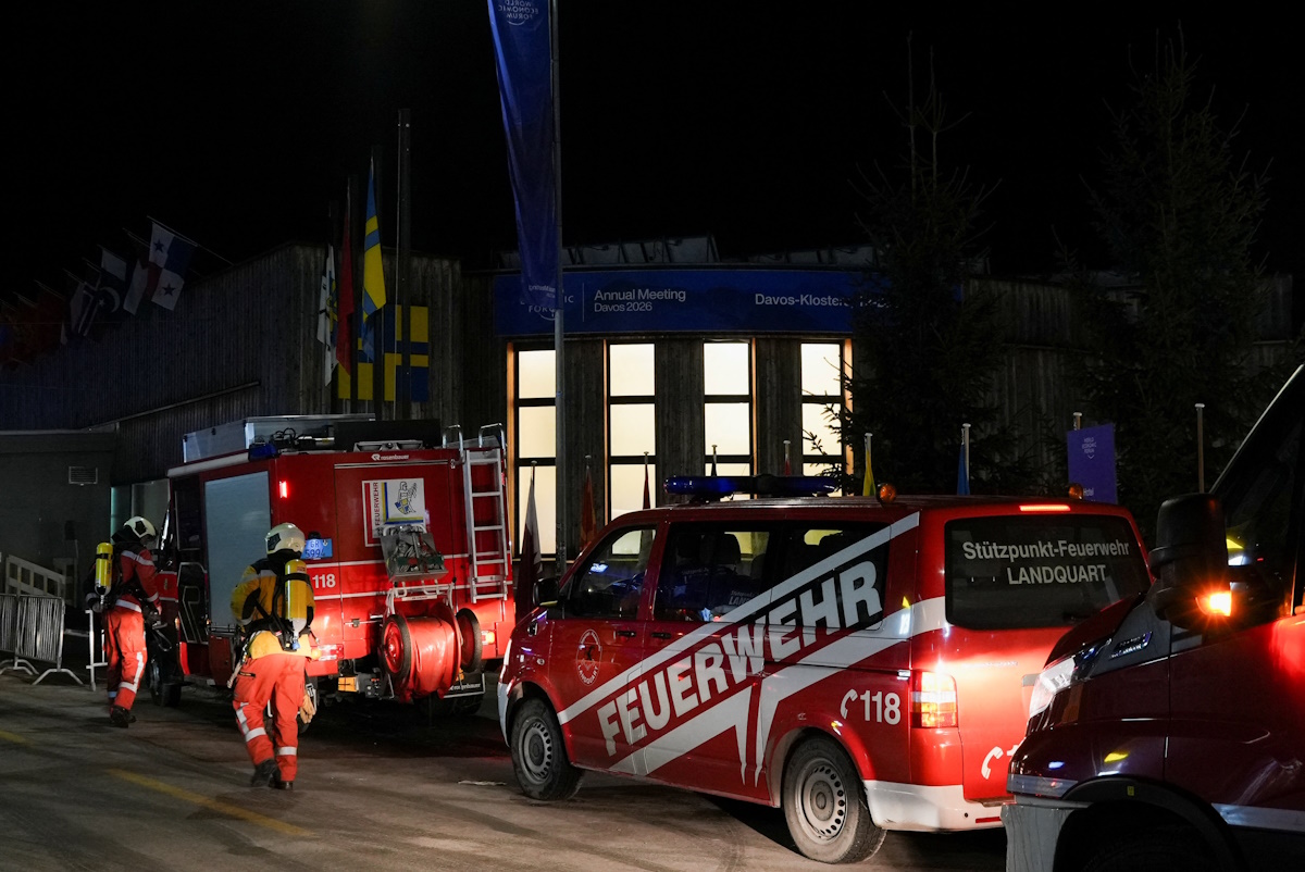 Πυροσβέστες έξω από το Συνεδριακό Κέντρο κατά τη διάρκεια ενός συμβάντος στην 56η ετήσια συνάντηση του Παγκόσμιου Οικονομικού Φόρουμ (WEF) στο Νταβός