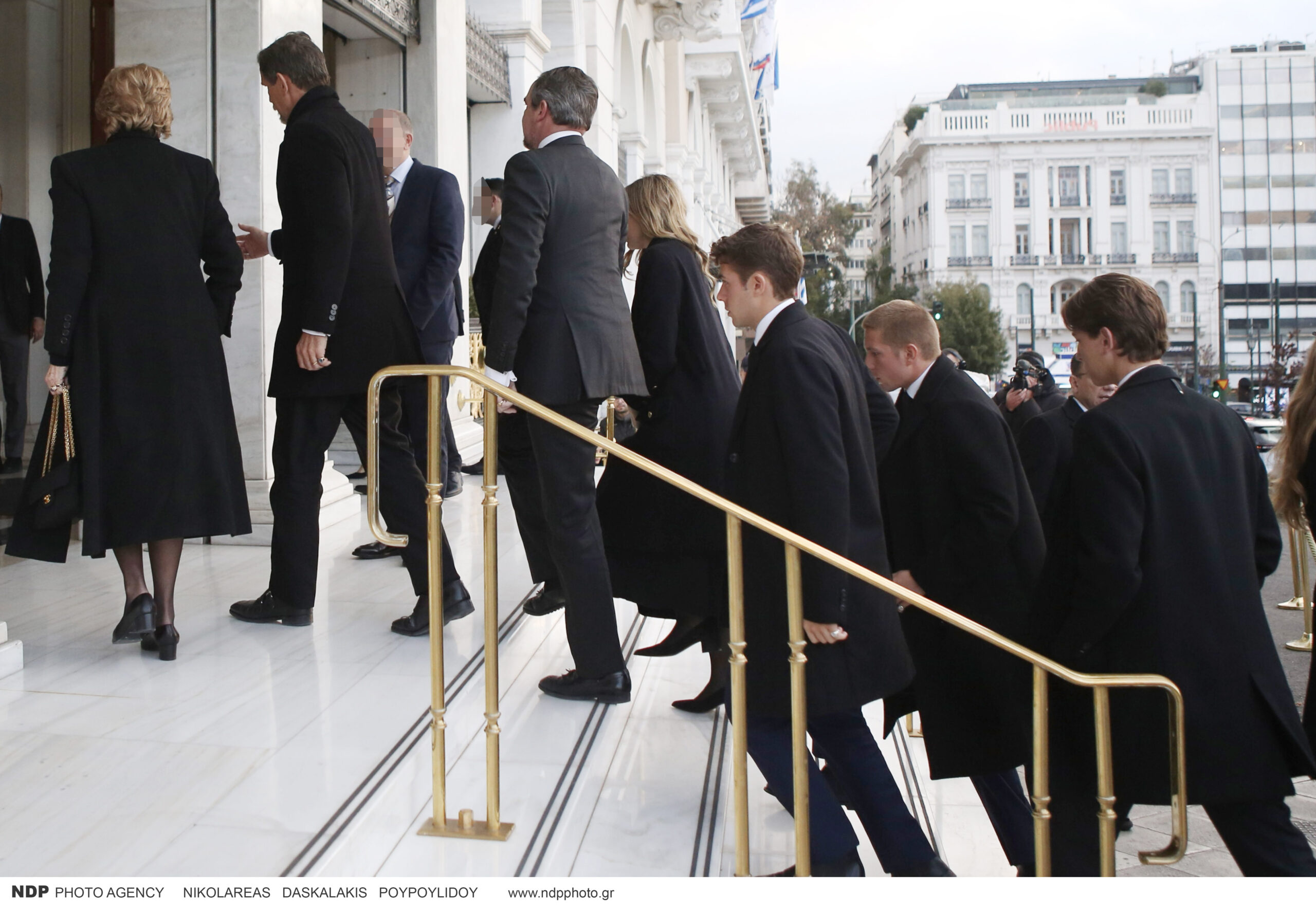 Τα μέλη της βασιλικής οικογένειας προσέρχονται στη «Μεγάλη Βρεταννία»