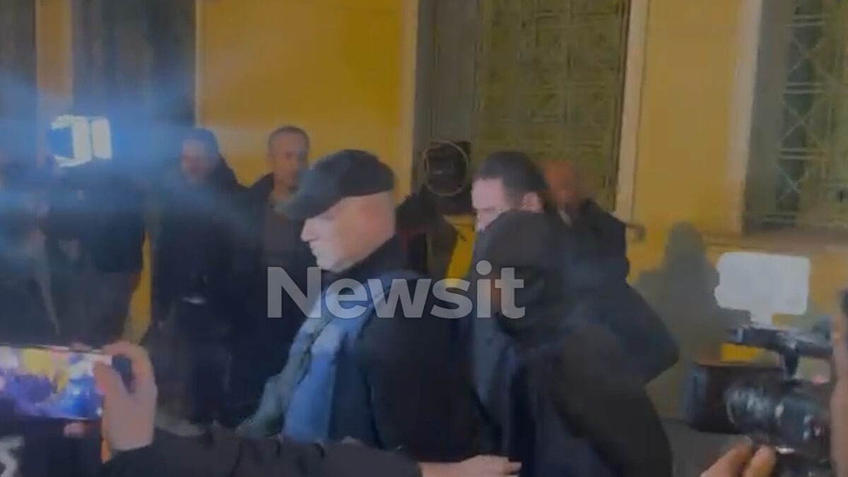 Ο 15χρονος τη στιγμή που φεύγει από τα δικαστήρια