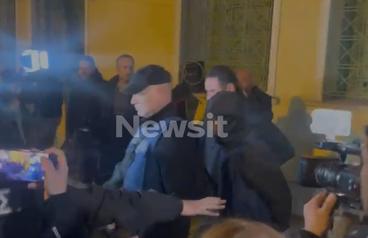 Ο 15χρονος τη στιγμή που φεύγει από τα δικαστήρια