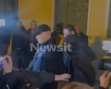 Ο 15χρονος τη στιγμή που φεύγει από τα δικαστήρια