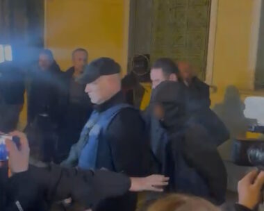 Σέρρες: Δίωξη για ανθρωποκτονία από πρόθεση στον 15χρονο για το ξύλο μέχρι θανάτου στον 17χρονο – Φίλοι του δράστη έξω από τα δικαστήρια