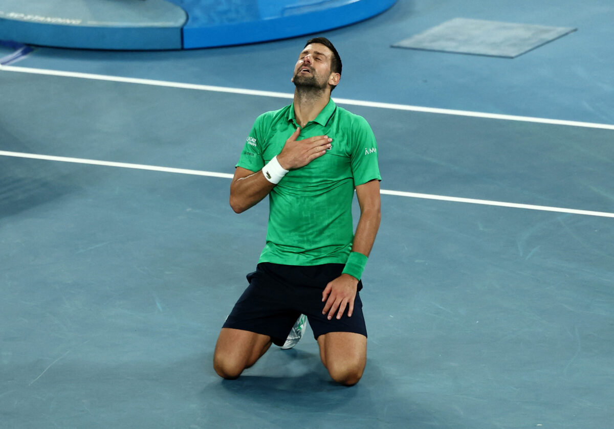 Δάκρυσε ο Νόβακ Τζόκοβιτς μετά την πρόκρισή του στον τελικό του Australian Open: «Είπα στον Αλκαράθ ότι είμαι γέρος και πρέπει να πάω νωρίς για ύπνο»