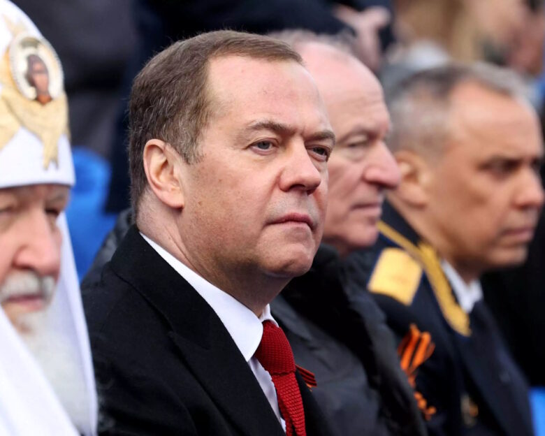 Ο αναπληρωτής πρόεδρος του Συμβουλίου Ασφαλείας της Ρωσίας, Dmitry Medvedev σε στρατιωτική παρέλαση στην Κόκκινη Πλατεία για την 77η επέτειο της νίκης επί της ναζιστικής Γερμανίας στον Β' Παγκόσμιο Πόλεμο